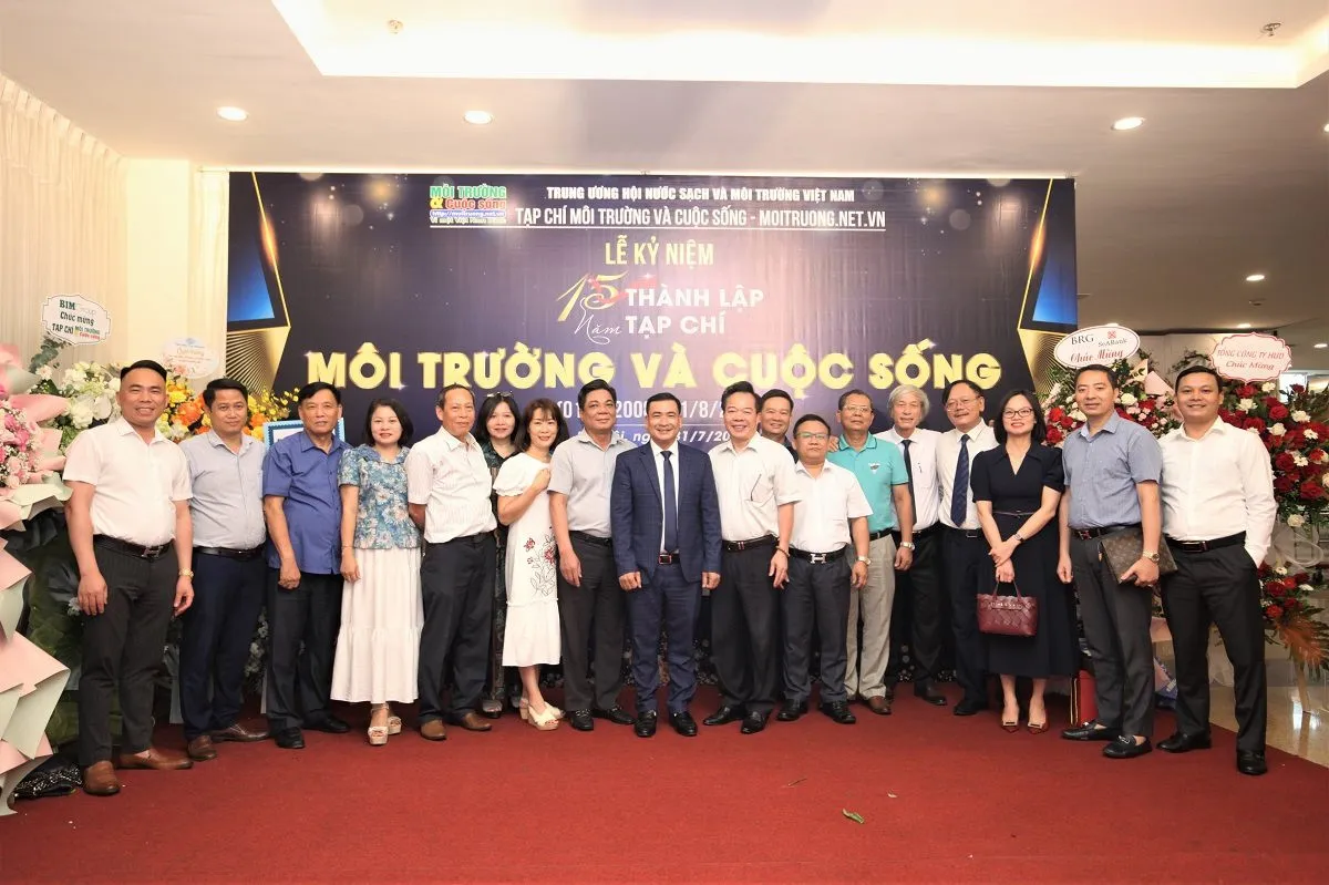 Đại diện các bộ, ngành và chuyên gia địa kỹ thuật môi trường tham dự chúc mừng sự phát triển của Tạp chí Môi trường và Cuộc sống