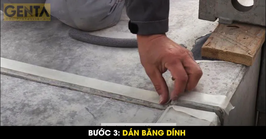 Dán băng dính chuyên dụng hai bên mép khe lún, đảm bảo đường keo trám khe thẳng và sạch đẹp khi xử lý chống thấm