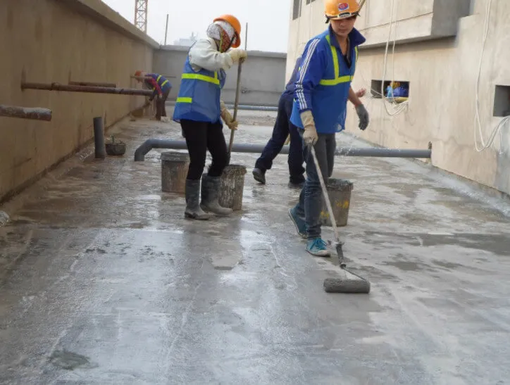 Dán màng chống thấm bitum tự dính lên sàn mái sau khi chuẩn bị bề mặt