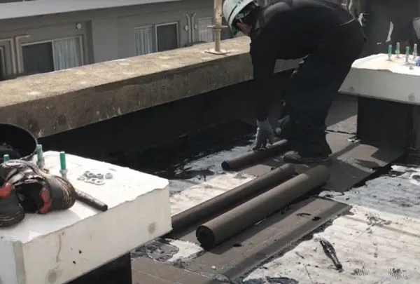 Dán tấm nhựa đường chống thấm mái nhà bằng phương pháp khò nhiệt