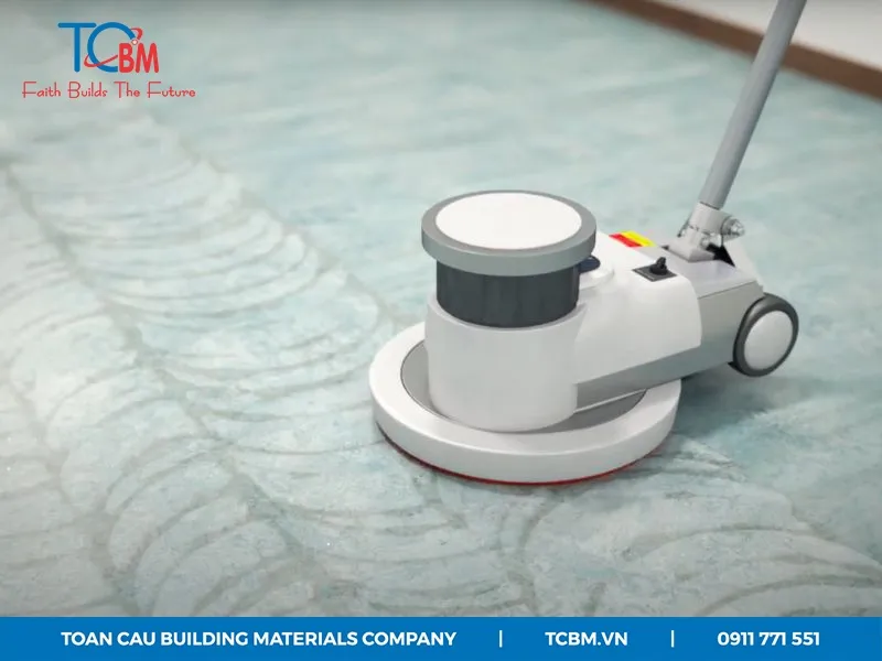 Dễ dàng vệ sinh tấm trải sàn nhựa PVC bằng máy chà sàn mà không cần dùng chất tẩy rửa mạnh