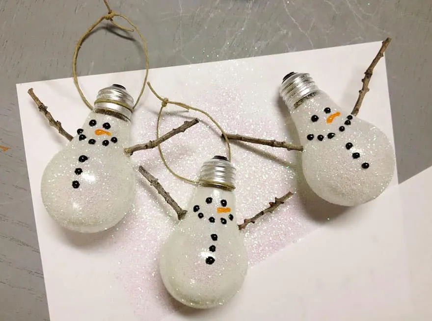 Đồ trang trí Noel đầy màu sắc và sáng tạo được làm từ bóng đèn cũ, góp phần làm cho ngày lễ cuối năm thêm ấm áp và ý nghĩa.