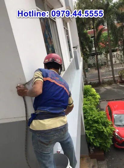 Đội ngũ chuyên gia chongthamthanhtam kiểm tra chất lượng chống thấm tại công trình