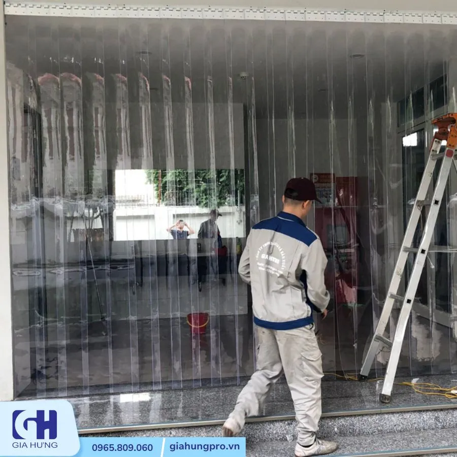 Đội ngũ chuyên nghiệp thi công lắp đặt tấm nhựa ngăn phòng lạnh