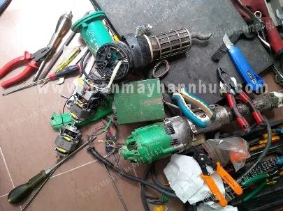 Đội ngũ kỹ thuật viên đang thay thế phụ tùng máy hàn nhựa đùn, cung cấp linh kiện chính hãng