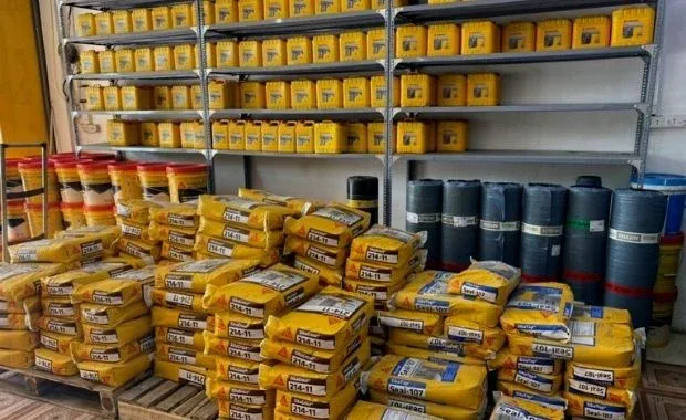 Đội ngũ nhân viên đại lý Sika đang kiểm tra các sản phẩm chống thấm nhập trực tiếp từ nhà máy Sika