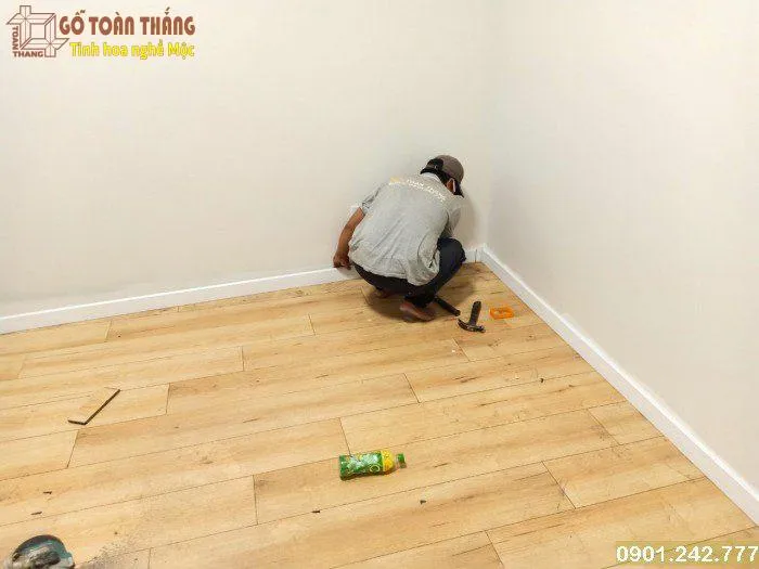 Đóng len chân tường là công đoạn cuối cùng khi thi công sàn nhựa