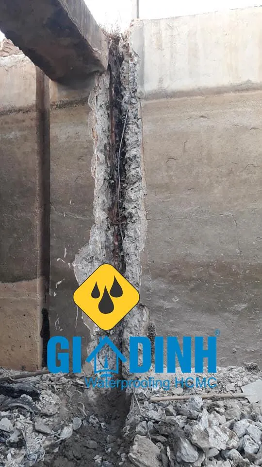 Đục mở rộng vết nứt tường để thi công chống thấm