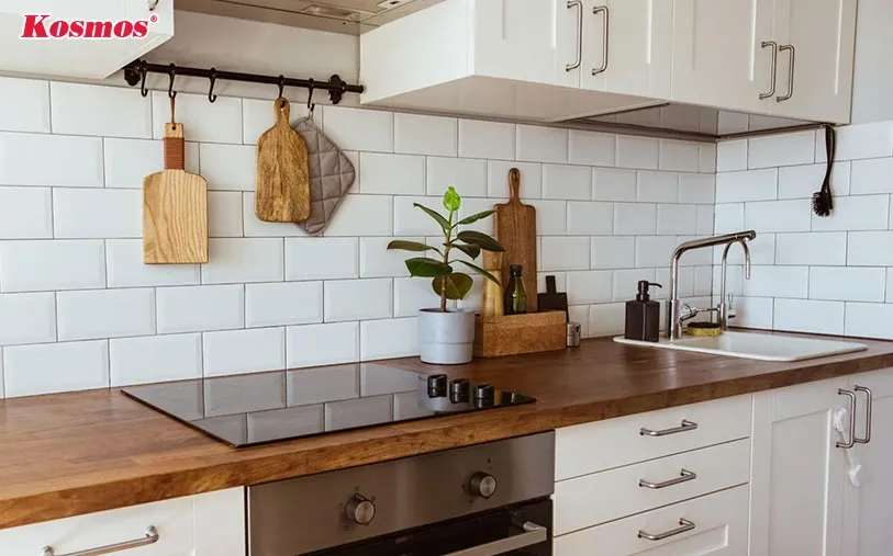 Gạch ceramic là vật liệu ốp tường bếp thông dụng