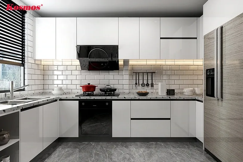 Gạch thẻ màu trắng là vật liệu rất được ưa chuộng để ốp tường nhà bếp, mang vẻ đẹp tinh tế