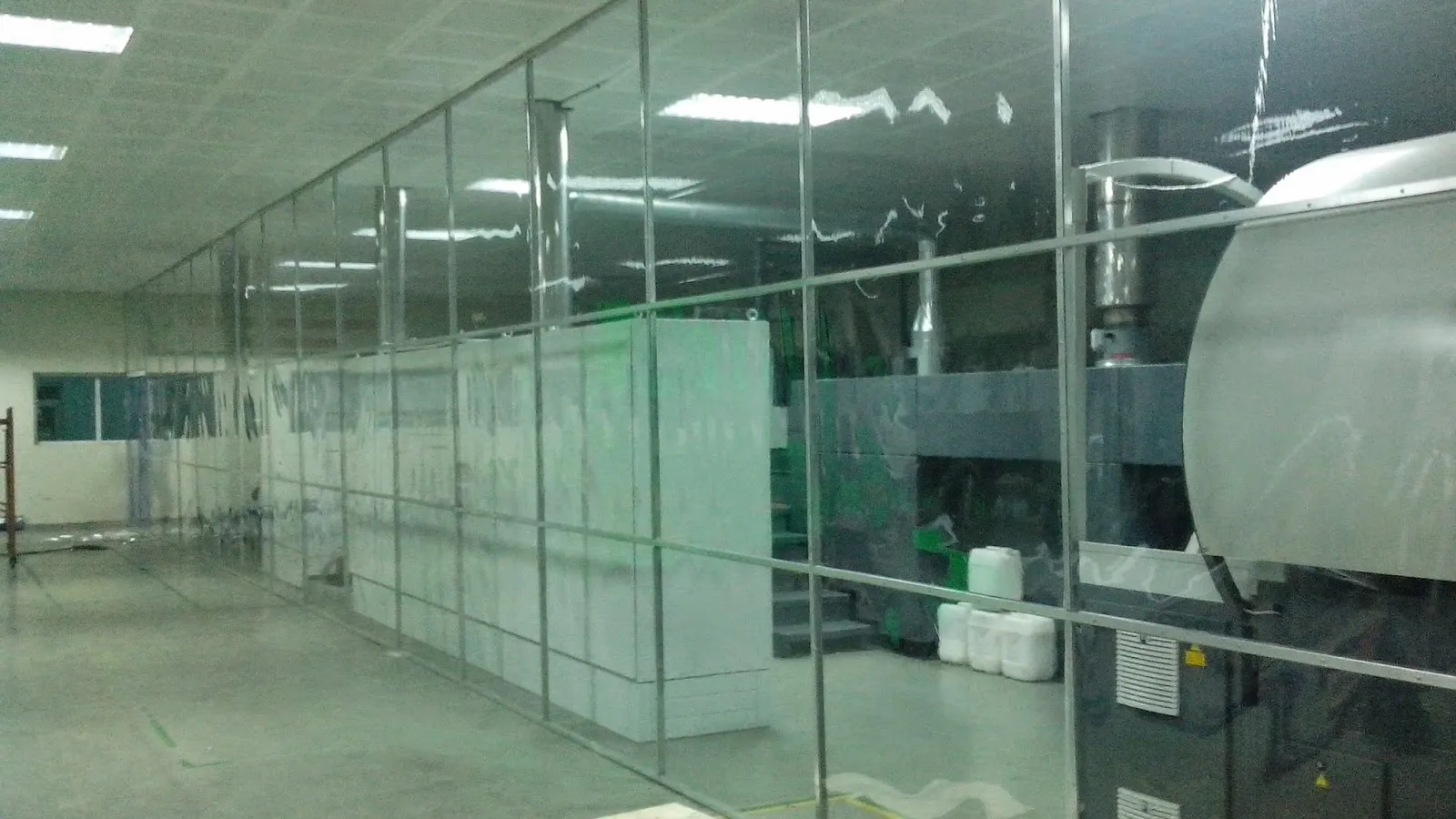 Giải pháp vách ngăn linh hoạt bằng tấm nhựa trong suốt cho không gian sản xuất công nghiệp