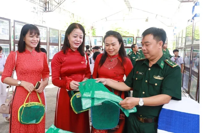 Giới thiệu các sản phẩm tái chế từ rác thải nhựa tại sự kiện tuyên truyền môi trường