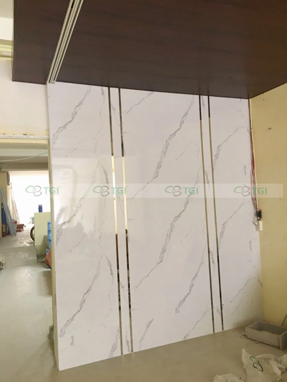 Gỗ vân đá ốp phòng khách