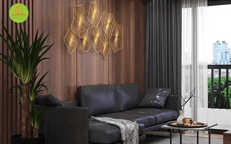 Góc làm việc hoặc đọc sách với tường ốp tấm nhựa vân gỗ, mang lại không gian yên tĩnh và tăng tính thẩm mỹ cho căn phòng.