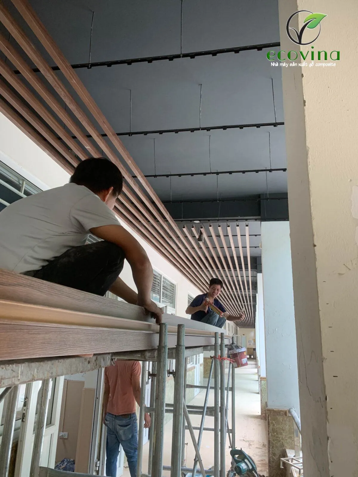 Góc nhìn cận cảnh trần nan nhựa composite sau thi công