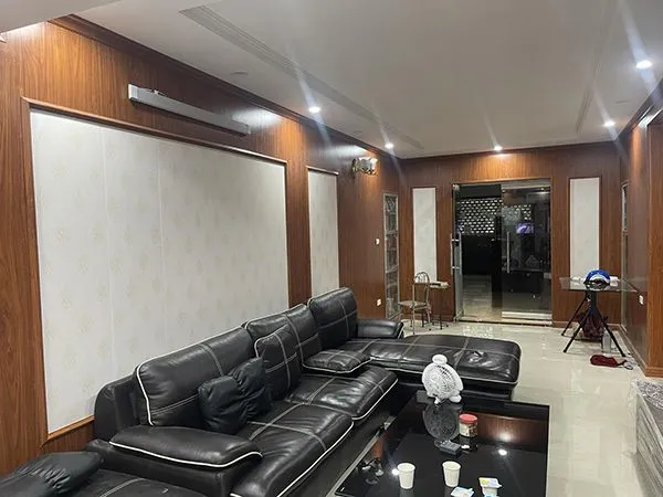 Góc phòng khách với bức tường ốp nhựa giả gỗ màu xám hiện đại
