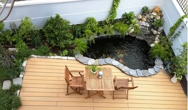 Góc thư giãn bên hồ cá koi được thiết kế tự nhiên, mang lại sự bình yên.