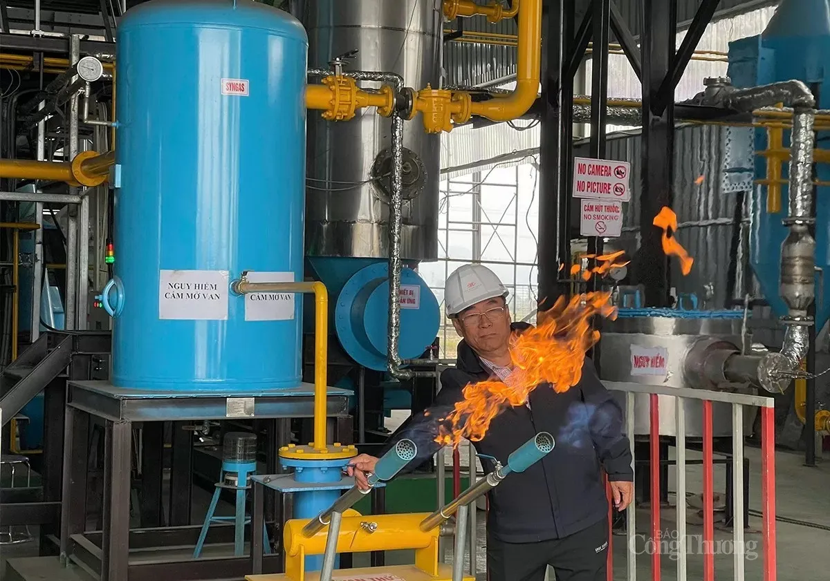 GS.TS Huỳnh Văn Hòa hạnh phúc bên thành quả nhà máy xử lý rác sinh hóa nhiệt