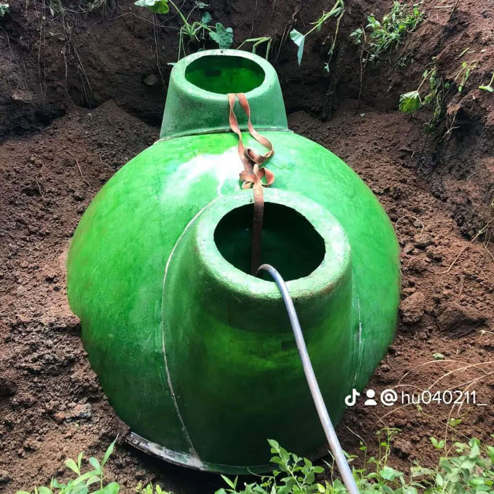 Hạ hầm biogas composite xuống hố đào đã chuẩn bị, giai đoạn quan trọng trong lắp đặt