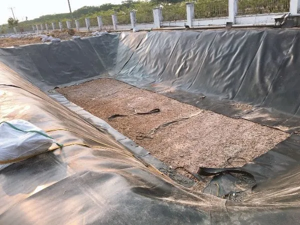 Hàn bạt HDPE theo mái taluy của hồ chứa, đảm bảo bạt căng đều và thẩm mỹ cho công trình địa kỹ thuật