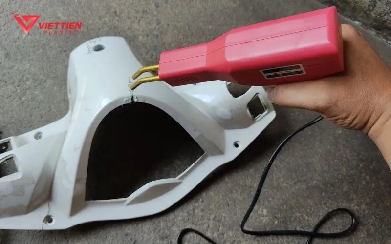 Hàn phục hồi phần nhựa bị nứt trên xe máy, ứng dụng trong sửa chữa phương tiện giao thông.