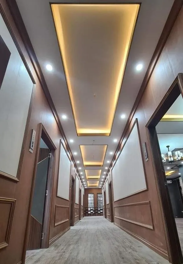 Hành lang ốp tấm nhựa PVC vân đá hiện đại, sạch sẽ và bền đẹp