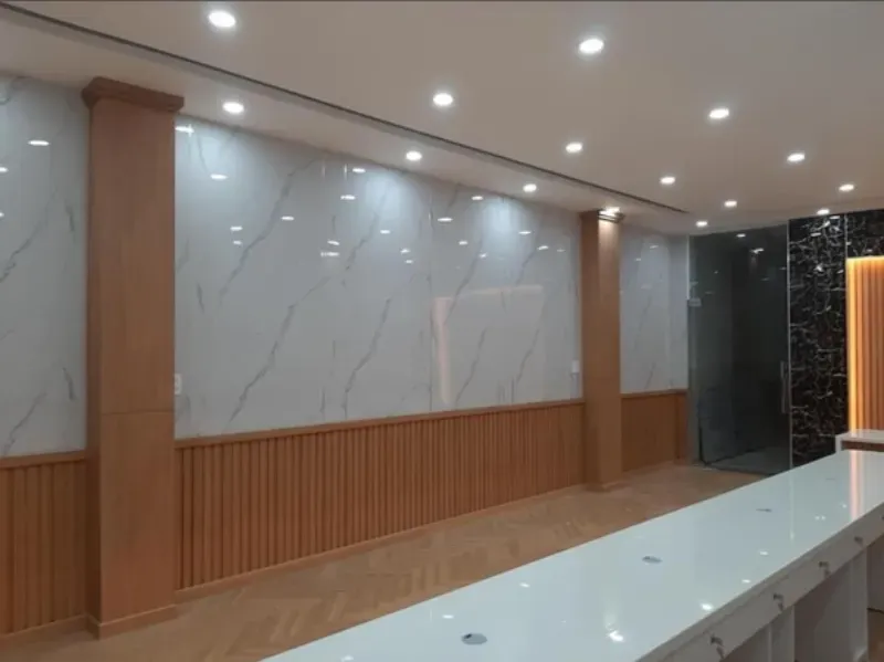 Hành lang ốp tấm PVC vân đá Phát Lộc