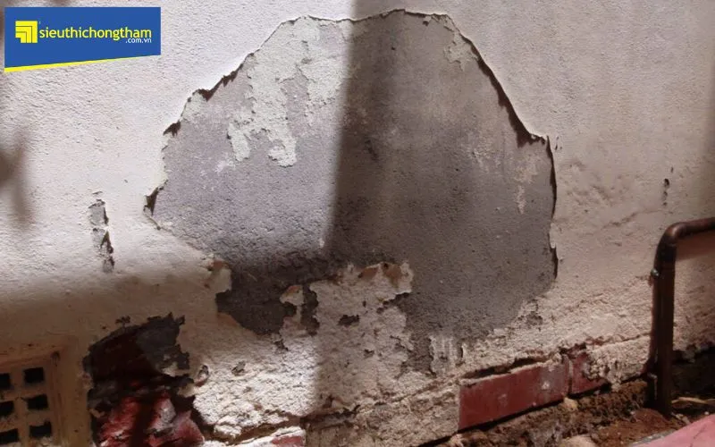 Hậu quả của việc tường cũ bị thấm ẩm, ảnh hưởng đến kết cấu và thẩm mỹ