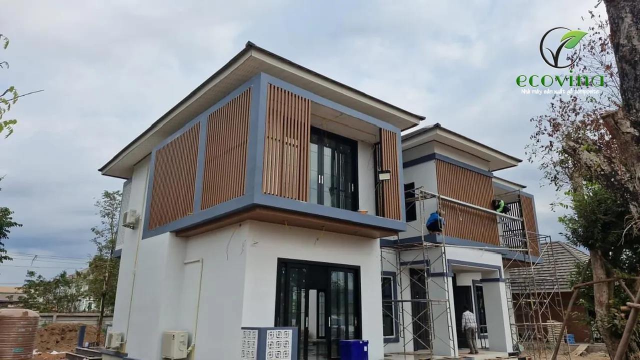 Hệ lam che nắng gỗ nhựa Ecovina, kết hợp hài hòa với tấm ốp tường composite ngoại thất.