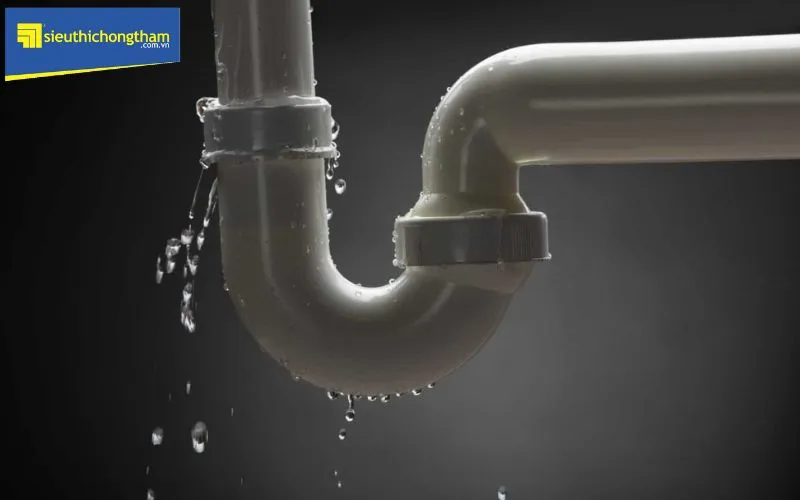 Hệ thống đường ống nước bị rò rỉ dưới sàn là nguyên nhân phổ biến khiến sàn nhà vệ sinh bị thấm dột