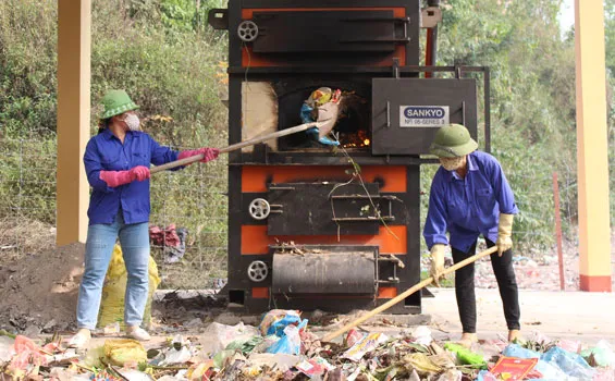 Hệ thống lò đốt rác thải bán tự động với buồng đốt được kiểm soát