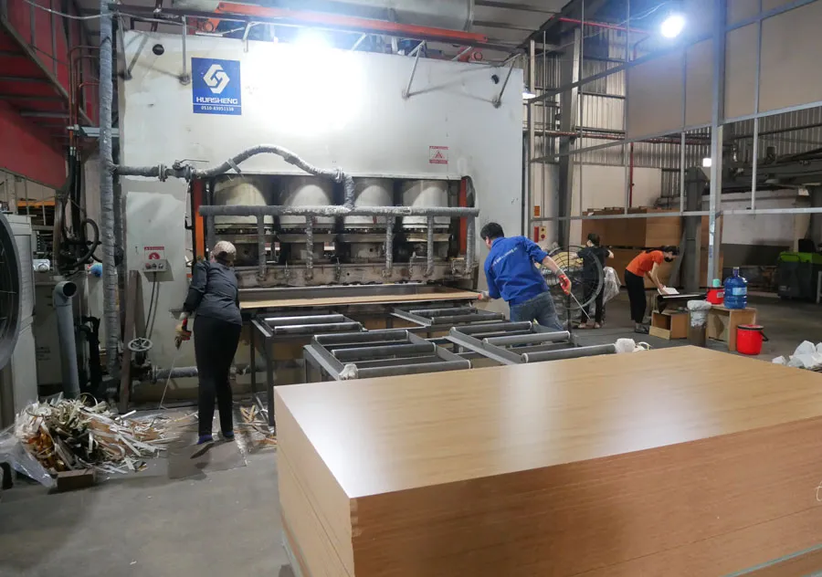 Hệ thống máy móc hiện đại tại nhà máy Hiếu Hương, chuyên gia công ép phủ Melamine.