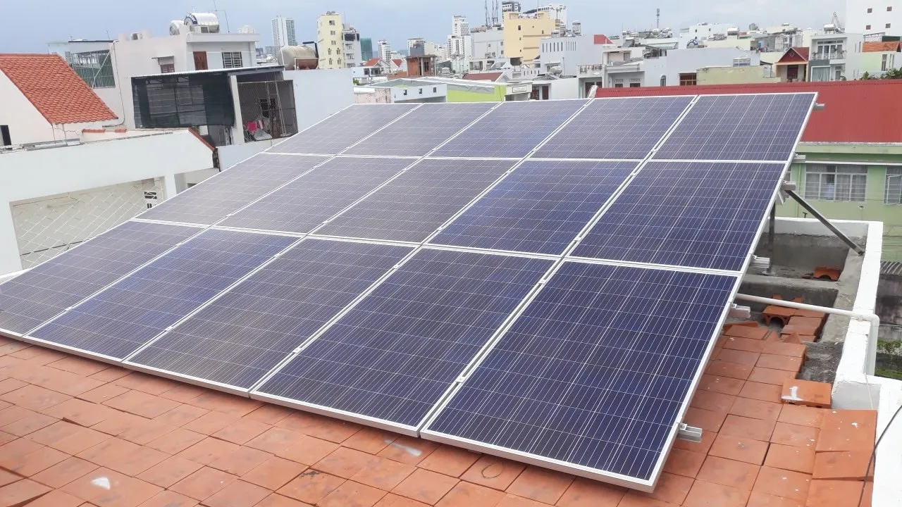 Hệ thống tấm pin mặt trời trên sân thượng vừa sản xuất điện vừa hỗ trợ chống nóng