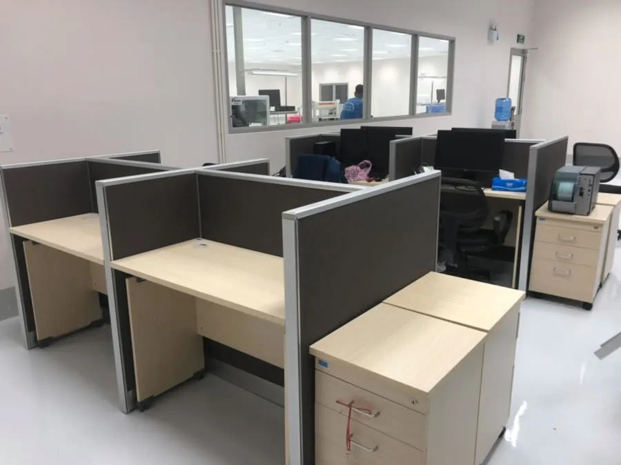 Hệ thống vách ngăn nhựa PVC phân chia bàn làm việc trong văn phòng