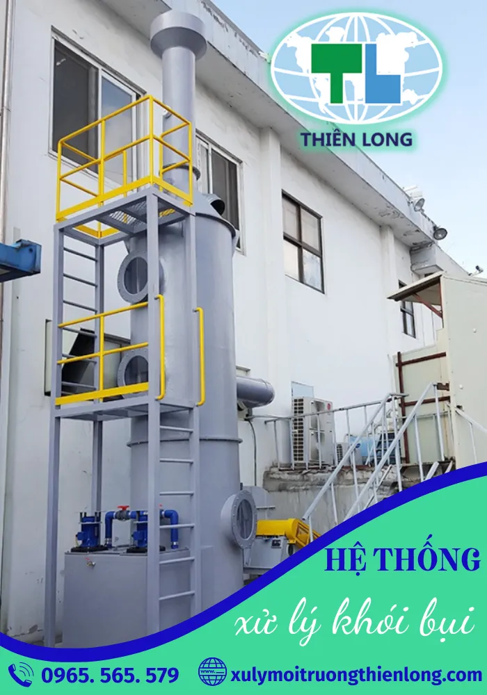 Hệ thống xử lý khói bụi công nghiệp với các ống dẫn khí và tháp lọc