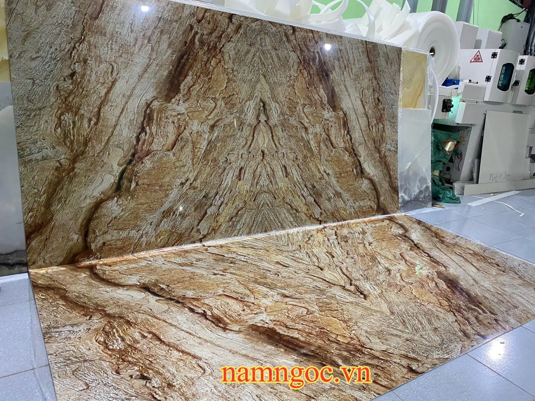 Hiệu ứng tấm mica giả đá đối xứng tráng gương ấn tượng