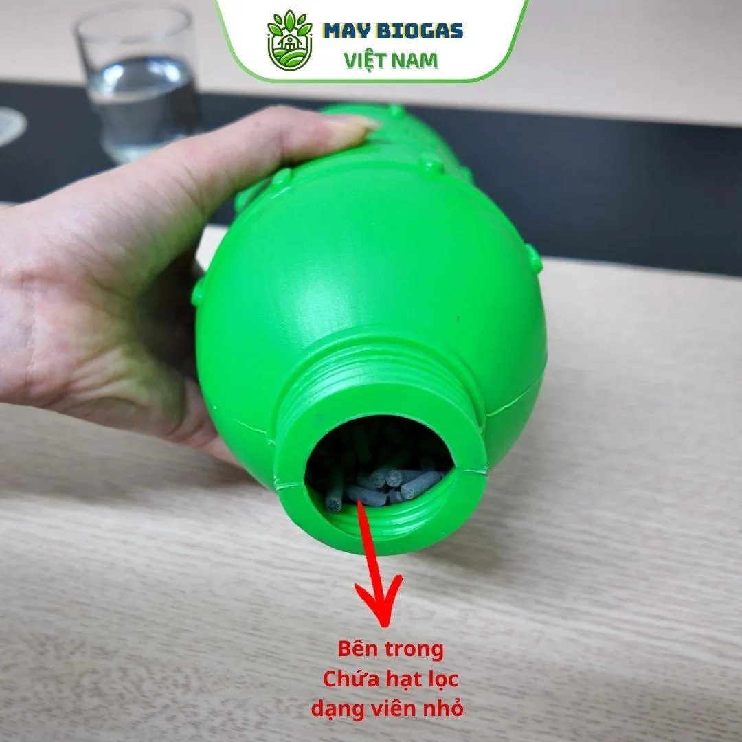 Hình ảnh bên trong bình lọc khí biogas với các hạt lọc dạng viên nhỏ màu xám, chuyên dùng để hấp thụ tạp chất