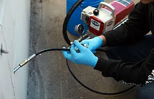 Hình ảnh bơm keo epoxy chuyên dụng để bịt kín và chống thấm vết nứt