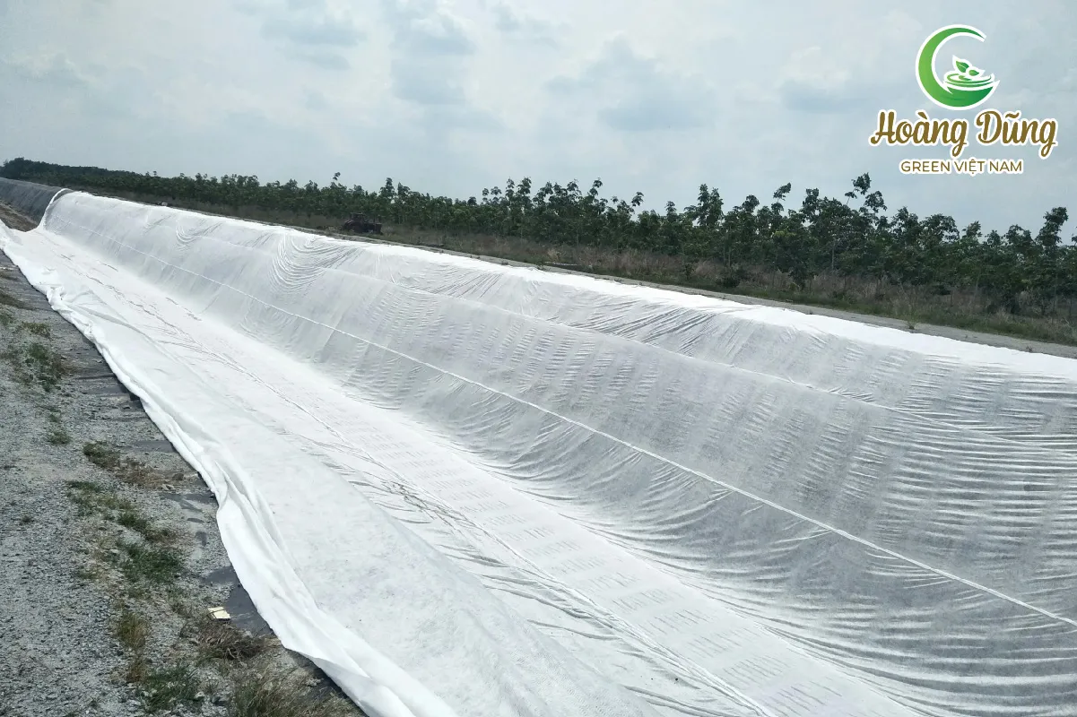 Hình ảnh cận cảnh vải địa kỹ thuật ART 11 dày, thấm nước tốt, thể hiện khả năng lọc và thoát nước hiệu quả khi bảo vệ bạt HDPE