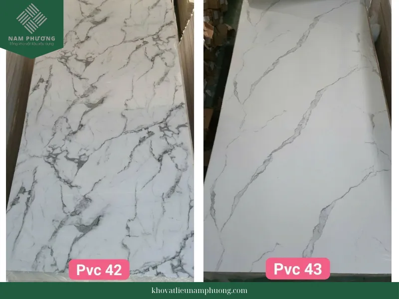 Hình ảnh cặp mẫu tấm ốp PVC vân đá 42 và 43, kết hợp hài hòa giữa màu sắc và đường vân tinh xảo.