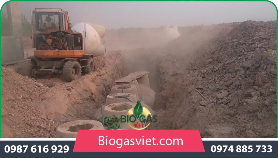 Hình ảnh hầm biogas bằng nhựa composite đang được vận chuyển hoặc lắp đặt