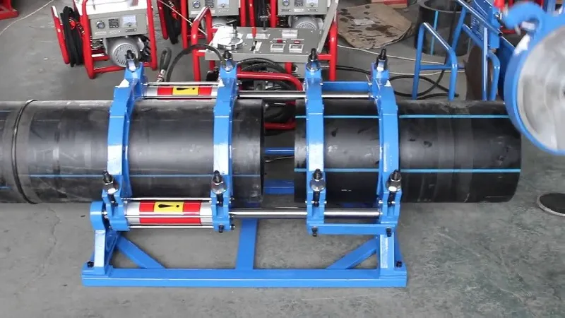 Hình ảnh máy hàn đối đầu chuyên dụng đang cố định và chuẩn bị hàn ống HDPE