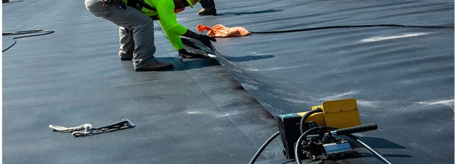 Hình ảnh máy hàn kép đang thi công mối hàn trên màng HDPE, đảm bảo độ bền và tính toàn vẹn của lớp chống thấm.
