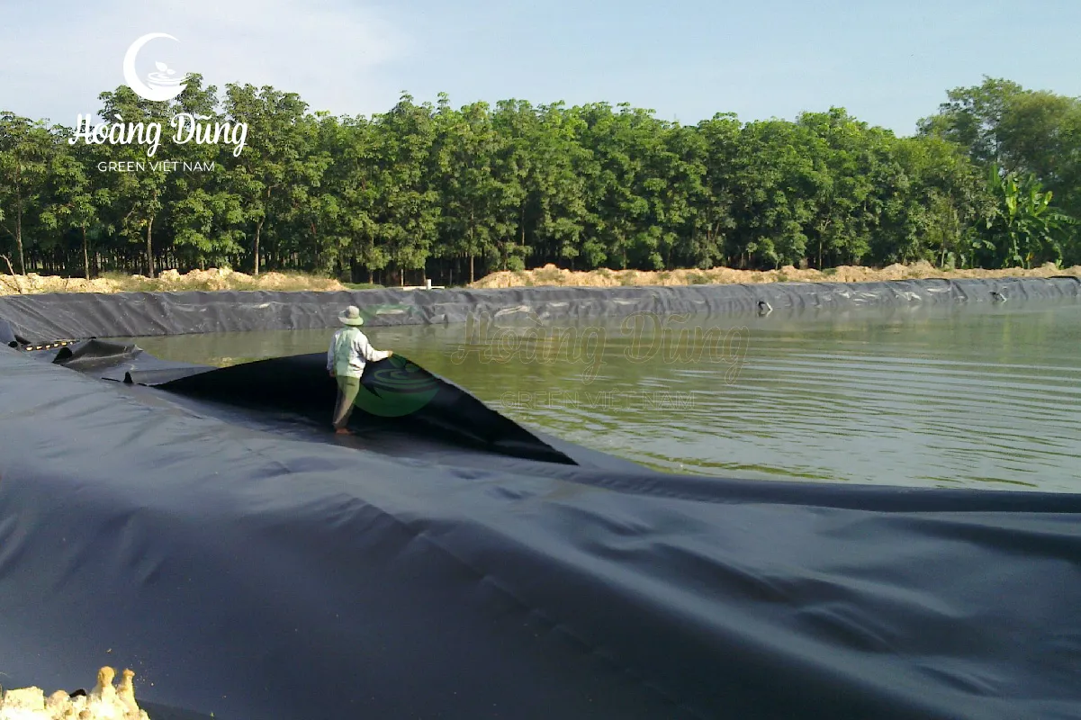 Hình ảnh minh họa đặc tính chống UV và độ bền vượt trội của màng HDPE, phù hợp cho hồ điều hòa ngoài trời