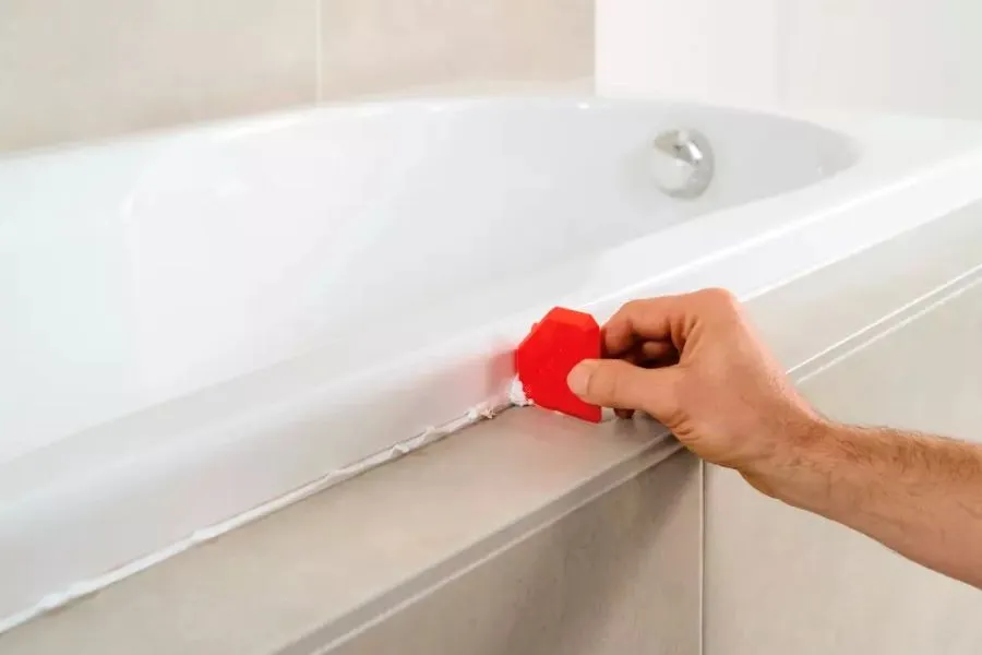 Hình ảnh minh họa thao tác làm mịn đường keo dán chống thấm bồn rửa chén