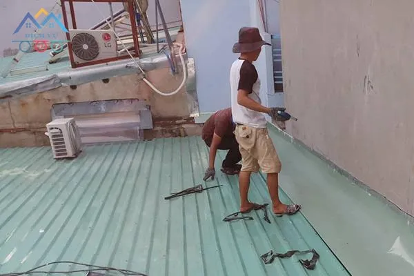 Hình ảnh minh họa xử lý chống dột mái tôn hiệu quả tại TPNY, tập trung vào khe hở giữa mái tôn và tường.