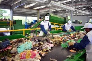 Hình ảnh một hệ thống xử lý chất thải rắn tổng thể, bao gồm phân loại, tái chế và chôn lấp hợp vệ sinh