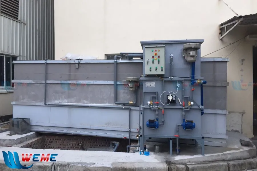Hình ảnh một hệ thống xử lý nước thải đang hoạt động trong một nhà máy.