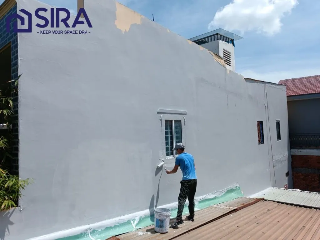 Hình ảnh một kỹ sư đang kiểm tra chất lượng của mối hàn màng HDPE trên công trường