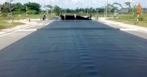 Hình ảnh thi công màng chống thấm HDPE trong dự án xử lý chất thải hoặc hồ chứa lớn.